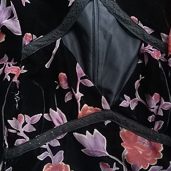 Forever 21 floral printed top , lightweight velour - Picture 6 of 7